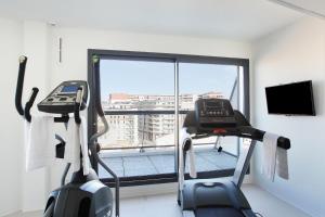 een hometrainer in een kamer met een raam bij Appart'hôtel Odalys City - Marseille Prado in Marseille