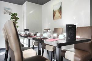 una sala da pranzo con un lungo tavolo e sedie di Odalys City Marseille Prado Castellane a Marsiglia