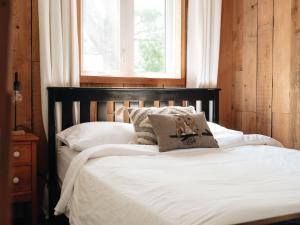 Ένα ή περισσότερα κρεβάτια σε δωμάτιο στο Le Lac Apaisant - Rustic Haven by the Water