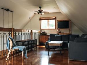 Χώρος καθιστικού στο Le Lac Apaisant - Rustic Haven by the Water