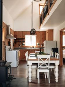 Η κουζίνα ή μικρή κουζίνα στο Le Lac Apaisant - Rustic Haven by the Water +34 φωτογραφίες