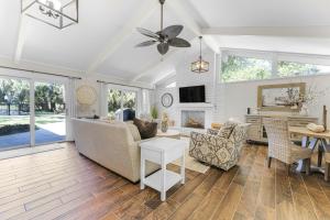 TV a/nebo společenská místnost v ubytování Island Time + 43 fotografií