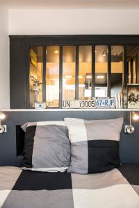 1 dormitorio con 1 cama con cabecera negra en Little Suite - Marius et Romain en Lille