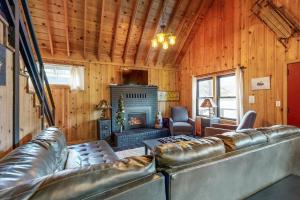un salon avec un canapé et une cheminée dans l'établissement Donner Lake Dream Cabin, à Donner Lake Village