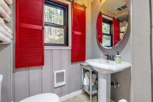 une salle de bain avec des fenêtres à volets rouges et un lavabo dans l'établissement Donner Lake Dream Cabin, à Donner Lake Village 15 autres photos