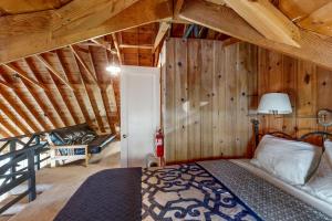 une chambre avec un lit dans une pièce aux murs en bois dans l'établissement Donner Lake Dream Cabin, à Donner Lake Village