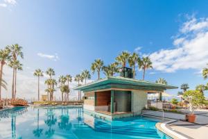 Bazén v ubytování Royal Savoy - Ocean Resort - Savoy Signature nebo v jeho okolí