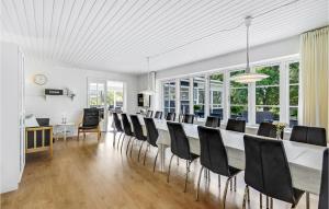 comedor grande con mesa larga y sillas en Eight-Bedroom Holiday Home In Norre Nebel, en Nørre Nebel