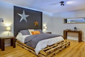 a bedroom with a bed with stars on the wall at Entre Monts et Lac - lac - Lake front & Volleyball in Saint Adolphe D'Howard