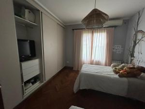 ein Schlafzimmer mit einem Bett mit Teddybären darauf in der Unterkunft Praderas de San Lorenzo in El Durazno + 9 Fotos