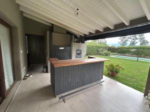 eine Außenküche mit einer Insel auf einer Terrasse in der Unterkunft Praderas de San Lorenzo in El Durazno