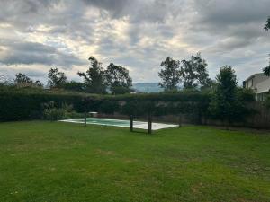 ein Hof mit Swimmingpool und Zaun in der Unterkunft Praderas de San Lorenzo in El Durazno