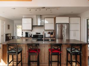 Kuchyň nebo kuchyňský kout v ubytování Le Plein Sud - Your ideal getaway by Lake Lise