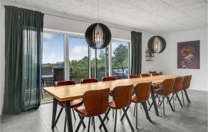 una sala da pranzo con tavolo e sedie in legno di Awesome Home In Ebeltoft With Sauna a Ebeltoft