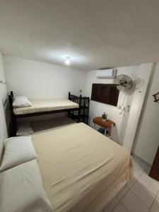 Ένα ή περισσότερα κρεβάτια σε δωμάτιο στο Casa Beira-Mar no Centro de Pipa - 8 Quartos