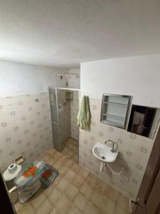 Ένα μπάνιο στο Casa Beira-Mar no Centro de Pipa - 8 Quartos