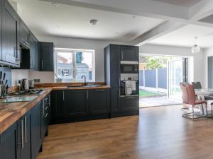 Kuchyň nebo kuchyňský kout v ubytování Seaside Family Bungalow for 5 people with garden and driveway parking