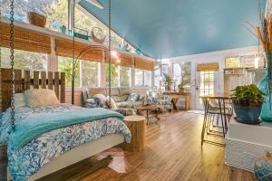 Posezení v ubytování 4 Mi to Falls Lake Dog-Friendly Wake Forest Home