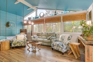 Posezení v ubytování 4 Mi to Falls Lake Dog-Friendly Wake Forest Home