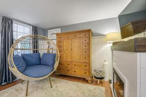 Posezení v ubytování 4 Mi to Falls Lake Dog-Friendly Wake Forest Home