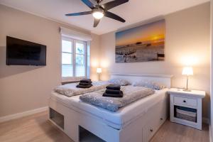 Televiisor ja/või meelelahutuskeskus majutusasutuses Fewo Böhler Diek, Whg 4 – Entspannung unter Reet in SPO