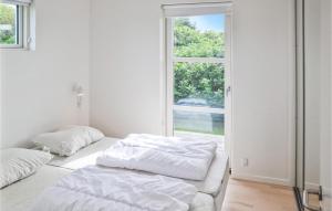 Postel nebo postele na pokoji v ubytování Holiday Home Fasanvej Løkken V