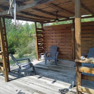 2 chaises assises sur une terrasse en bois dans l'établissement 1149 le Tholonet, au Tholonet