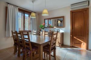 a dining room with a wooden table and chairs at Apartamento grande a 3min playa in Tossa de Mar