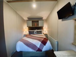 Postel nebo postele na pokoji v ubytování Beautiful Devon Cliffs Caravan, perfect for exploring Exmouth, Exeter & Sandy Bay beach