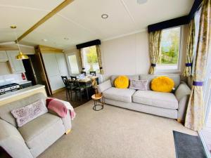 Posezení v ubytování Beautiful Devon Cliffs Caravan, perfect for exploring Exmouth, Exeter & Sandy Bay beach