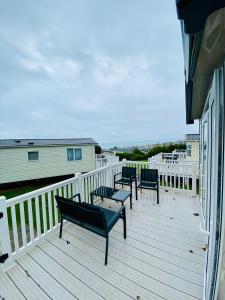 Balkón nebo terasa v ubytování Beautiful Devon Cliffs Caravan, perfect for exploring Exmouth, Exeter & Sandy Bay beach