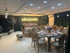 a dining room with tables and chairs with flowers at Maximus Sottile - by Easy Hotéis in Ji-Paraná