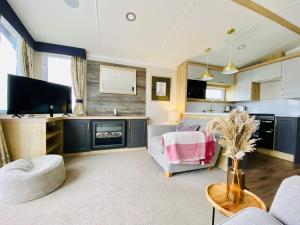 Kuchyň nebo kuchyňský kout v ubytování Beautiful Devon Cliffs Caravan, perfect for exploring Exmouth, Exeter & Sandy Bay beach