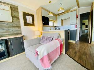 Kuchyň nebo kuchyňský kout v ubytování Beautiful Devon Cliffs Caravan, perfect for exploring Exmouth, Exeter & Sandy Bay beach