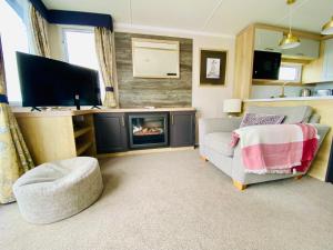 Kuchyň nebo kuchyňský kout v ubytování Beautiful Devon Cliffs Caravan, perfect for exploring Exmouth, Exeter & Sandy Bay beach