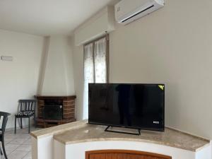 a flat screen tv sitting on top of a fireplace at Casa Dante in Terranuova Bracciolini