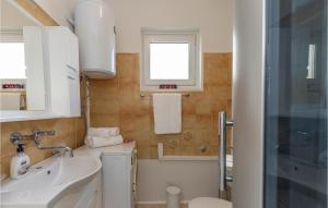 Kúpeľňa v ubytovaní Two-Bedroom Apartment In Metkovic