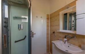 Kúpeľňa v ubytovaní Two-Bedroom Apartment In Metkovic