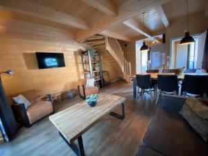 Televízia a/alebo spoločenská miestnosť v ubytovaní Nassfeld Holiday Home