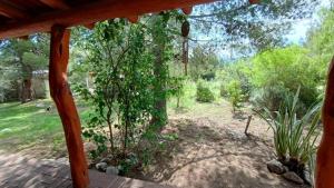 een veranda met uitzicht op een tuin bij Al Pie Del Cerro Champaqui in Los Hornillos +2 foto's