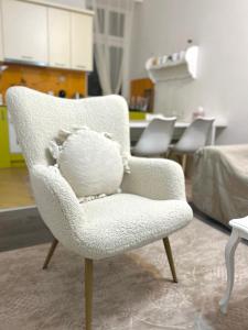 Et opholdsområde på Main Street Retreat Apartment with Free Parking