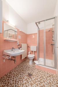 Koupelna v ubytování s'Wirtshaus by Alpine Genusswelten + 24 fotografií