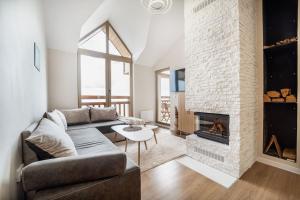 班斯科Host2U Penthouse Sauna, Jacuzzi, Fireplace的带沙发和壁炉的客厅