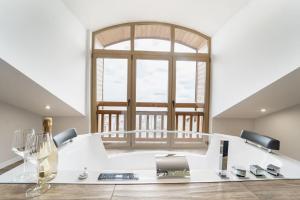 班斯科Host2U Penthouse Sauna, Jacuzzi, Fireplace的大型白色客房,设有大窗户