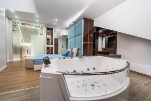 班斯科Host2U Penthouse Sauna, Jacuzzi, Fireplace的带浴缸和床的大浴室 更多68张照片