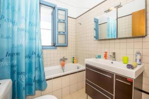 Et badeværelse på Villa Aqua Blu by Villa Plus + 16 billeder