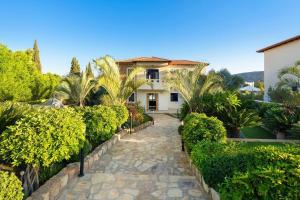 una casa con un passaggio di fronte a un cortile di Villa Clive by Villa Plus a Líndos