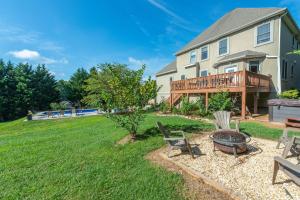 un cortile con sedie e un focolare davanti a una casa di Premium WIFI! Luxurious Home in ASHEVILLE with PRIVATE Hot tub! ad Asheville