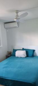 Una cama o camas en una habitación de lenox