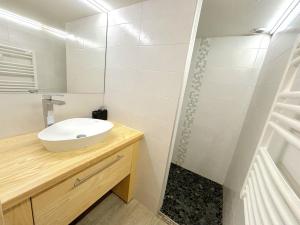 Ένα μπάνιο στο Appartement cosy à St Martin de Belleville, 4 pièces, proche des pistes et commodités - FR-1-452-34